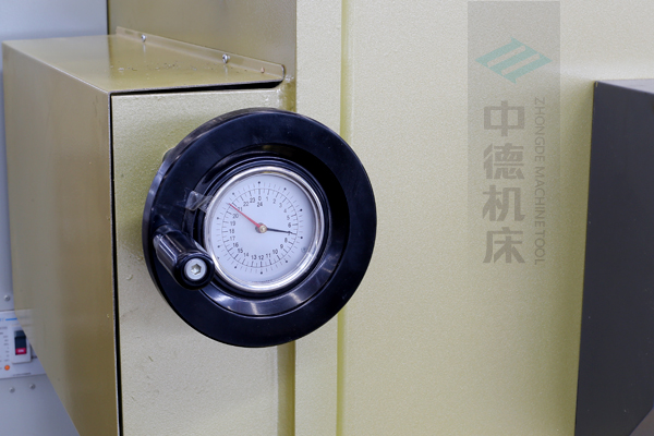 ZDG-832刀片間隙調(diào)節(jié)裝置，設(shè)置在機架前面，并有刻度顯示，調(diào)節(jié)方便.jpg