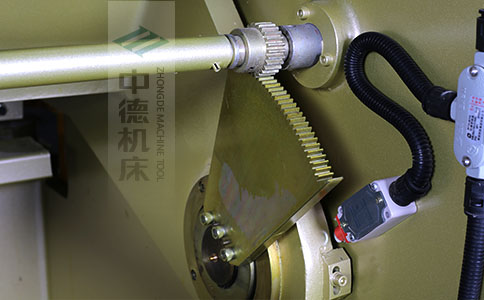 ZDS-840采用高精度刀片間隙調(diào)節(jié)齒輪，經(jīng)過淬火高硬度又耐磨，表面鍍鋅不生銹，長年累月使用依然有很高的調(diào)節(jié)精度.jpg