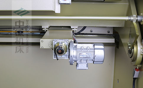 ZDS-840剪板機后檔料結(jié)構(gòu)，平行度高，并采用國內(nèi)一流品牌軸承，耐磨抗壓壽命長.jpg