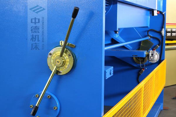 ZDS-2032剪板機(jī)刀片間隙手動(dòng)調(diào)節(jié)器，刻度清淅，調(diào)節(jié)省力又簡(jiǎn)便.jpg