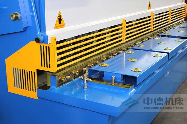 ZDS-2032剪板機(jī)進(jìn)料口，安全防護(hù)，進(jìn)料無(wú)阻，又能直接觀看到燈光對(duì)線的剪切位置.jpg