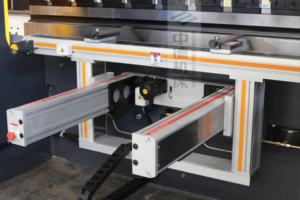 ZDPE8025-4+1軸全封套加強(qiáng)型鋁合金后檔料系統(tǒng)，內(nèi)有成套滾珠絲桿和直線(xiàn)導(dǎo)軌，精度高速度快噪音低.jpg