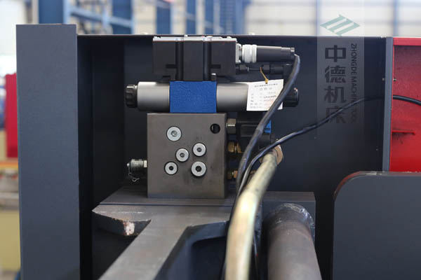 ZDPE8025采用進(jìn)口液壓系統(tǒng)，穩(wěn)定無(wú)故障，耐高溫高壓，持久工作精度高.jpg